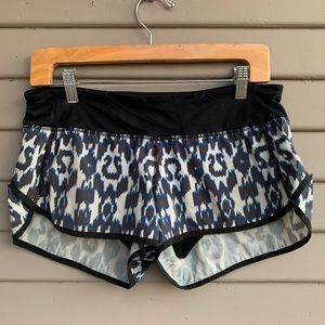 Lululemon Run: Speed up Blue and Black Shorts Sz 6


Inseam:3”

Waist:30”